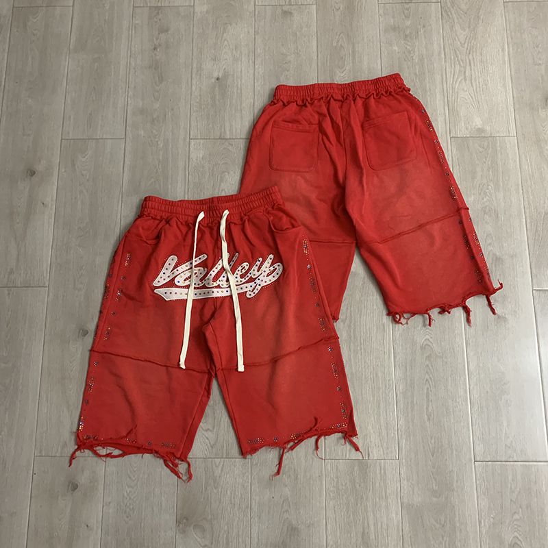 Shorts Denim Frayed - กางเกงขาสั้นลำลอง VALLEY สำหรับผู้ชาย สีดำ ปักลายคริสตัลด้านข้าง แต่งขอบรุ่ย