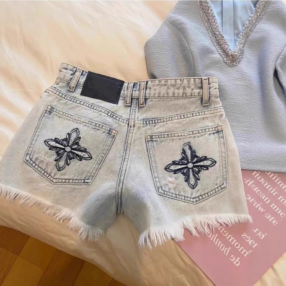 Shorts Denim Frayed - กางเกงยีนส์ขาสั้นทรงตรงเอวสูงปักลายสไตล์วินเทจซัมเมอร์ 2026 แต่งขอบรุ่ย ดีไซน์หวานเท่สไตล์ Y2K สำหรับสาวฮอต